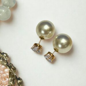 Shine Pearl Stud Earrings